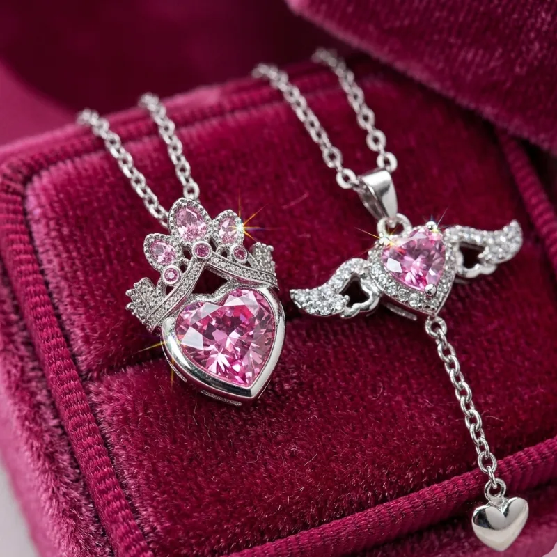 COLLIER COUPLE CŒUR ROSE COURONNE ET AILES D’ANGE (2 PIÈCES)