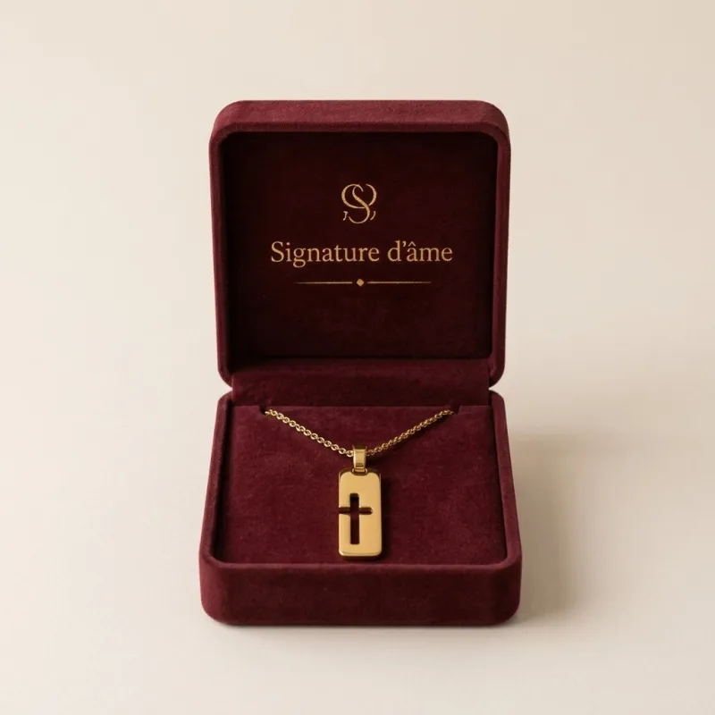 COLLIER PLAQUE CROIX SIGNATURE D'ÂME - CHAÎNE DORÉE PENDENTIF CROIX ÉVIDÉE ÉDITION PREMIUM