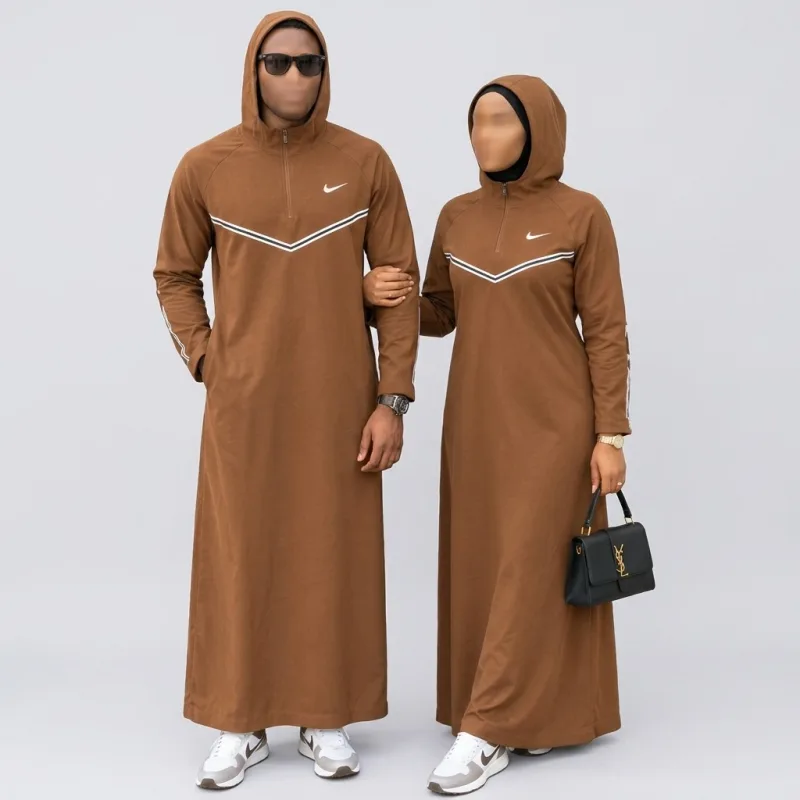ENSEMBLE COUPLE HOODIE ABAYA SPORT CHIC SIGNATURE D'ÂME - QAMIS & ABAYA CAPUCHE ZIP V-BAND ÉDITION COUPLE ROYAL MARRON CARAMEL