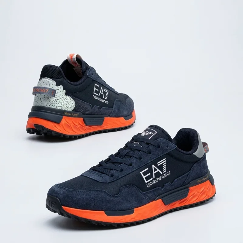 BASKET HOMME EA7 FUSION SPORT SIGNATURE D'ÂME - SNEAKER BLEU NUIT & ORANGE FEU ÉDITION POWER STREET .