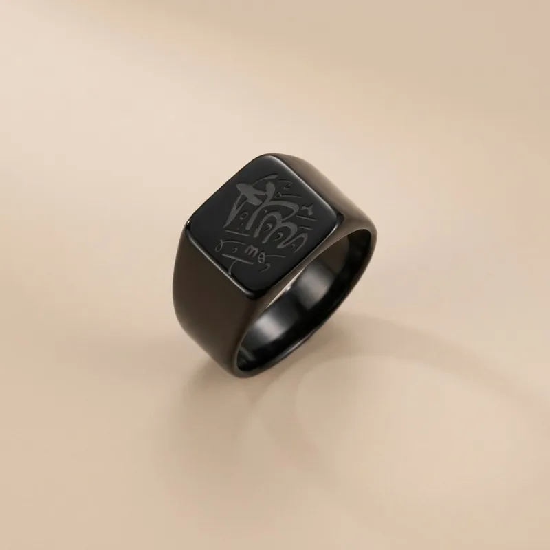 BAGUE CHEVALIÈRE SIGNET SIGNATURE D'ÂME - NOIR MAT GRAVURE SACRÉE ÉDITION AUTORITÉ ROYALE